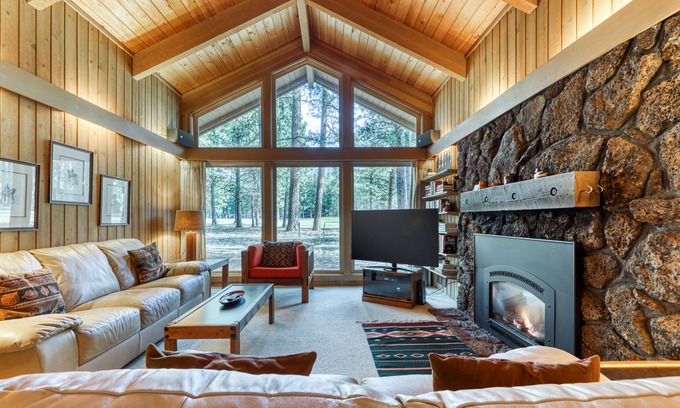 Black Butte Ranch House | Golf course home with hot tubs & pools