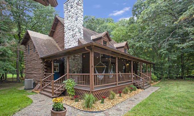 Burnips Cabin | Golf Course Log Cabin with Hot Tub & Movie Theater