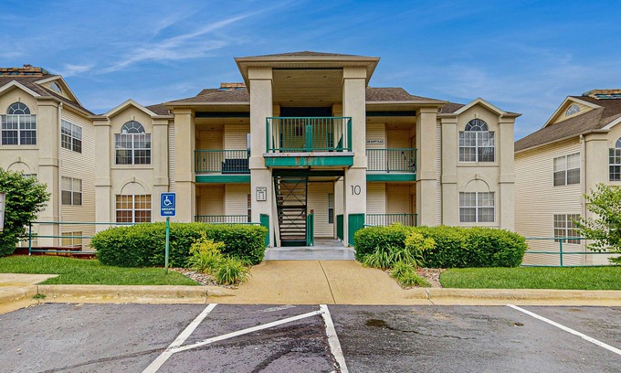 Branson Condo | Golf course view condo with sunroom, washer/dryer & pool