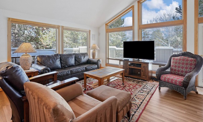 Sunriver House | Golf Course Views, Hot Tub, SHARC Passes, Perfect for a Family Getaway