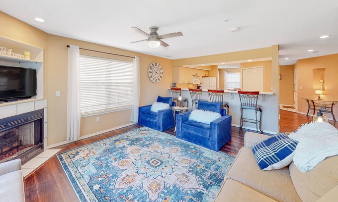 Branson Condo | Golf resort condo with fairway views, pool, enclosed porch, AC, & washer/dryer