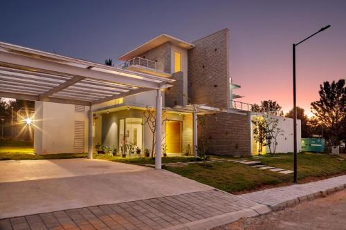 Hosur Villa | Golf View Home by StayJade, 4BHK, Projector