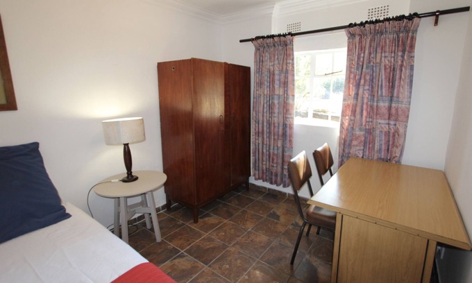 De Deur Cottage | Golfview Lodge, secure country cottage on private estate .