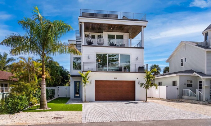 Whitney Beach House | Gone Coastal On Elm - Anna Maria Island