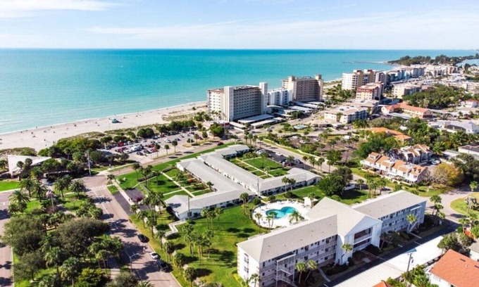 Venice Condo | Good Vibes Only Beach Condo in a Tranquil 55+ Community