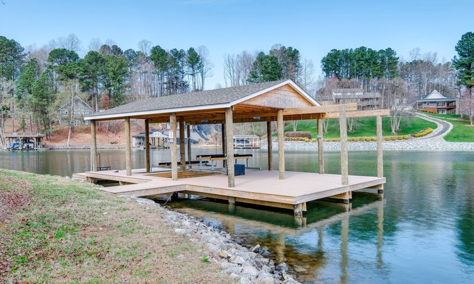 Goodview Cottage | Goodview Lake House w/Boat Dock, Kayaks & Views!
