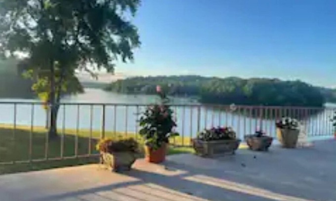 Ten Mile House | Gordon's Grandview Lakehouse beautiful year round in every season.