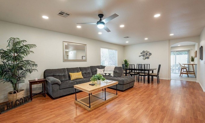 East Mesa House | Gordon Way Vacay ~ 30-Day Stay for Families & Pets Near Golf ~Trail~Lakes & More