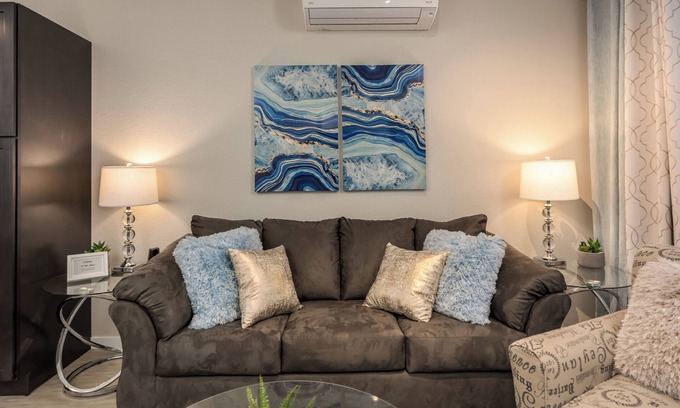 Kingfield Apartment | Gorgeous 1-Bed Apartment-Walk to Uptown! Lightning Fast WiFi@In-Unit W/D@Keurig