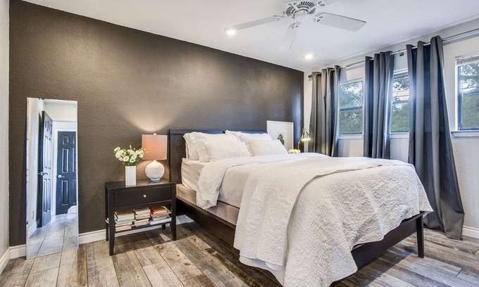 East Oak Hill House | Gorgeous 1 Bedroom Home, 10 Minutes from Downtown