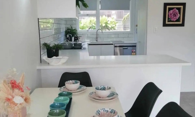 Takapuna House | Gorgeous 2 Bed Rooms & Garage Centre Takapuna