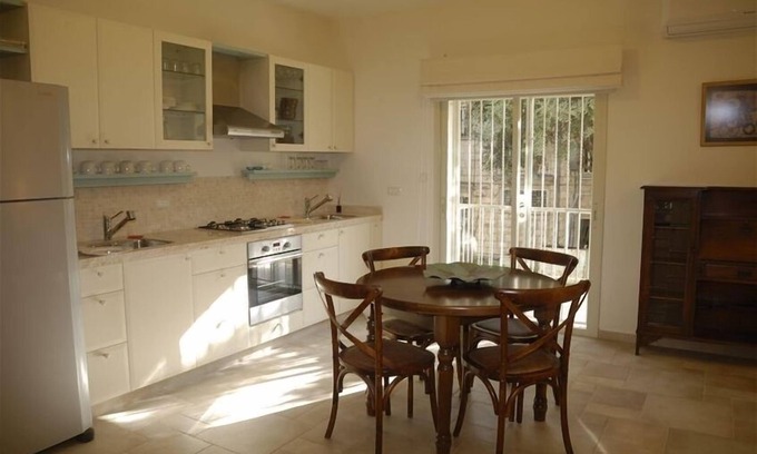Nachlaot Apartment | Gorgeous 2 Bedroom Kosher Apt. in Nachlaot, Adjacent to Town