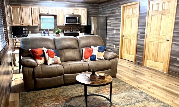 Elizabethton Cabin | Gorgeous 2-bedroom cabin on the Watauga River!