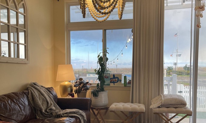 Queens House | Gorgeous 2 Story Townhouse - 20 Mins to Manhattan