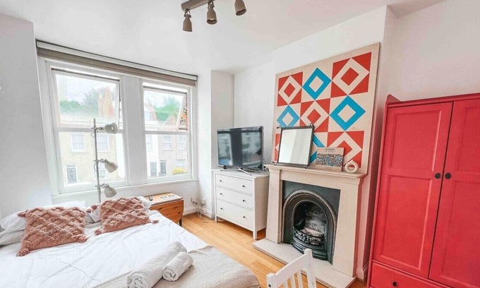 Tooting Apartment | Gorgeous 3 Bed + Garden Office by StayByNumbers
