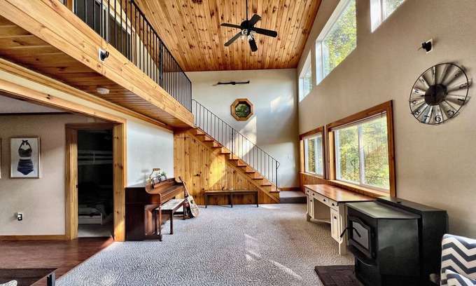 Stoddard House | Gorgeous 4-bedroom house with WiFi in charming Stoddard