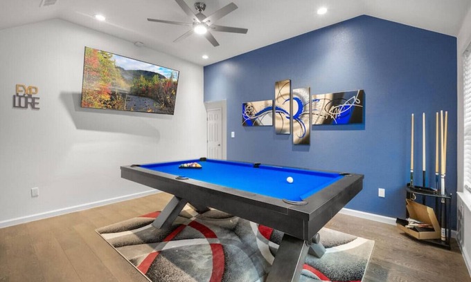 Dallas House | Gorgeous 4 Bedroom Near Uptown/Downtown/Deep Ellum, Arcade, Games, 75" TV, BBQ