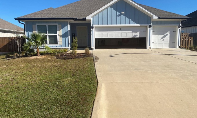 Gulf Breeze House | Gorgeous 4 Bedroom 3 Bathroom Home close to the Navarre Beach, Community Pool