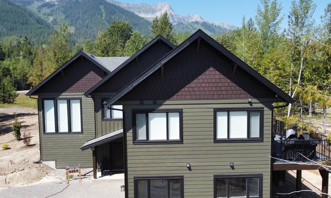 East Kootenay Ski Chalet | Gorgeous 4 Bedroom with Hot Tub. A/C