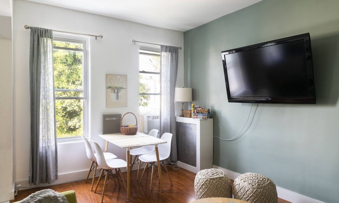 Flatbush House | Gorgeous 4 BR apt w. King bed 30 min to Manhattan