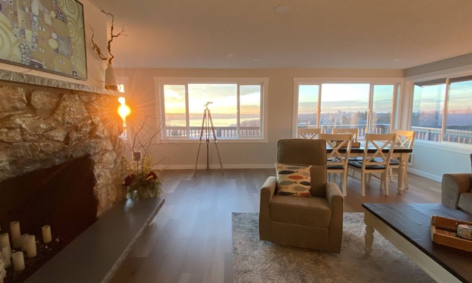 Northeast Tacoma House | Gorgeous 4 BR+bonus 360 bay, mountain, city views-3mi from I-5