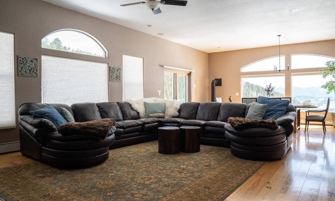Black Hawk House | Gorgeous 4BD luxury mountain getaway