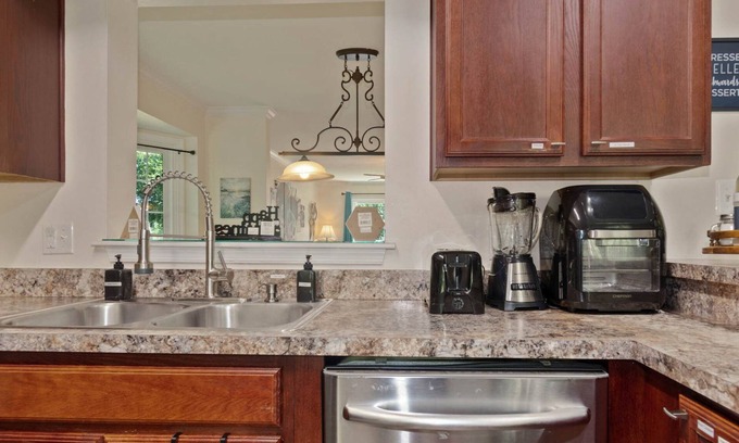 Lake Ridge House | Gorgeous 4BR w/Air Hockey/foosball Lakeridge Home