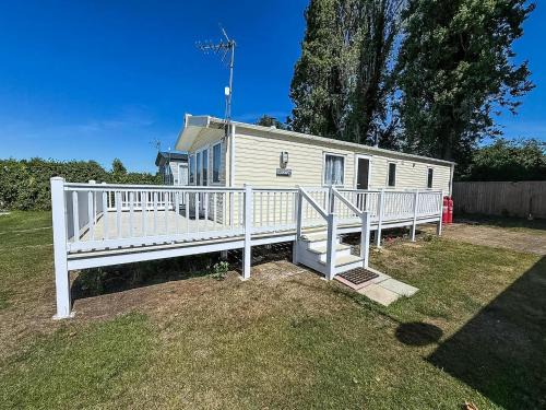 Harwich Other | Gorgeous 6 Berth Caravan With Decking Area, Dovercourt Holiday Park Ref 44510A