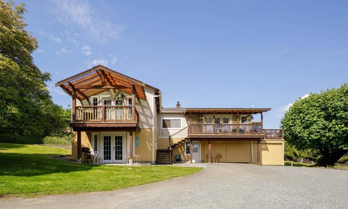 Departure Bay House | Gorgeous 7BDR 16 Guests Perfect For Your Family.