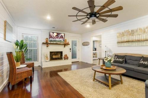 Northport House | Gorgeous Alabama Home 4 Miles to Stadium Sleeps 8