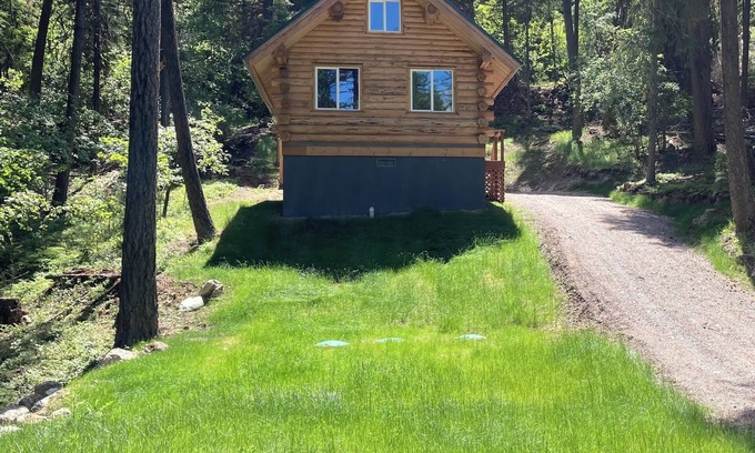 Kalispell Cabin | Gorgeous Amish Cabin at Ashley Lake