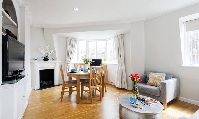 Redcliffe Apartment | Gorgeous and bright one bedroom in trendy Chelsea