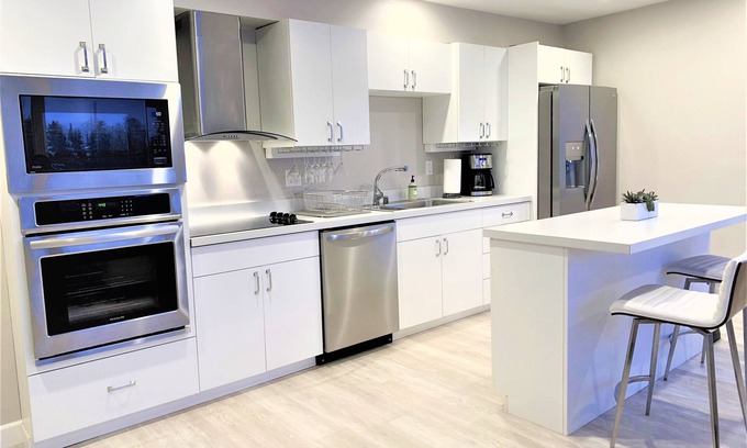 Spenard Apartment | ✴Gorgeous Apartment - Awesome Location✴