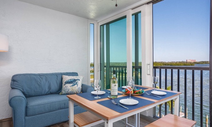 Siesta Key Condo | Gorgeous Bay View, WiFi/Cable, Walk to Beach, 2 Heated Pools, Tennis/Pickleball | Updated Baths!