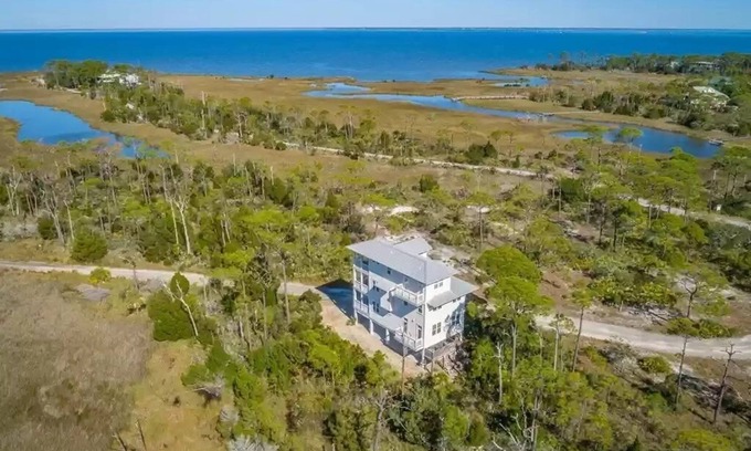Plantation House | * Gorgeous Bay Views, 2 Incredible Community Pools, Pet Friendly, Sleeps 10 *