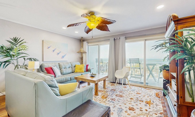 Fort Walton Beach Condo | Gorgeous beachfront condo, shared pool and beach access