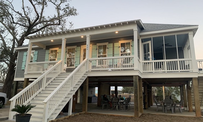 Long Beach House | Gorgeous beach home with a salt water pool. Perfect for a summer vacation!