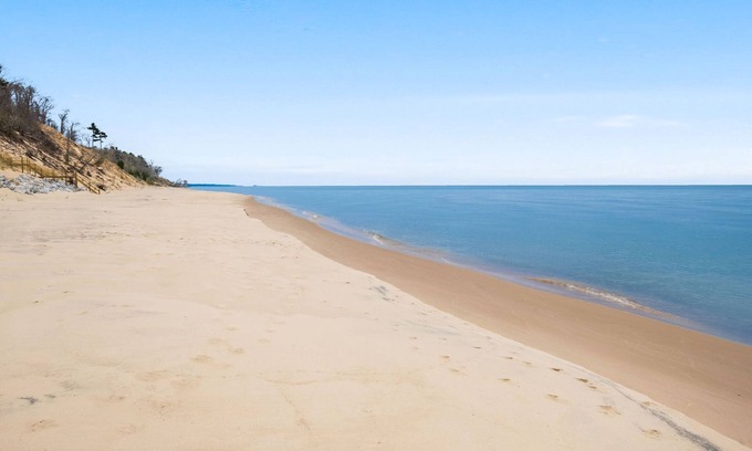 Bluffton House | Gorgeous Beach! Lakefront + Wooden Deck