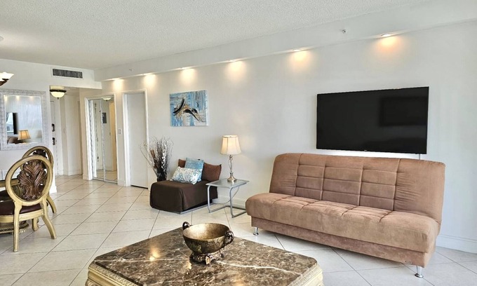 La Gorce Condo | Gorgeous Beachfront Pavilion Condominium 4pax with Pool, GYM, Free Valet Parking