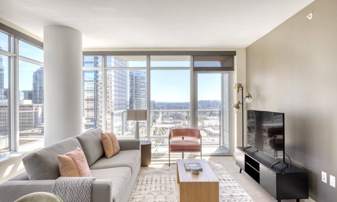 Northwest Bellevue Apartment | Gorgeous Bellevue 2BR w/Roof, Gym & Pets, nr Local Dining, by Blueground