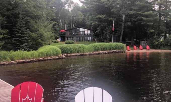 Algonquin Highlands House | Gorgeous Brand Waterfront Cottage on Kushog Lake