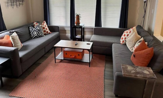 Wise House | Gorgeous Bungalow at N Main