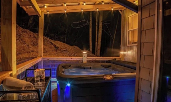 Bryson City Cabin | Gorgeous Cabin only 5 Minutes to Downtown &GSMRR! Hot Tub & Fire Pit