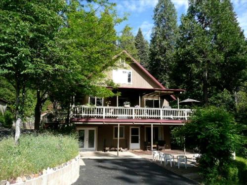 Croft House | Gorgeous Cabin Rental with Spacious Furnished Deck in Pioneer, California