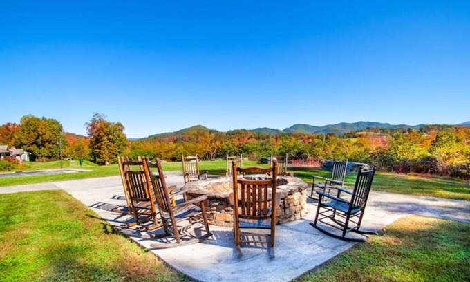 Townsend Condo | Gorgeous Cades Cove Condo with Community Pool!