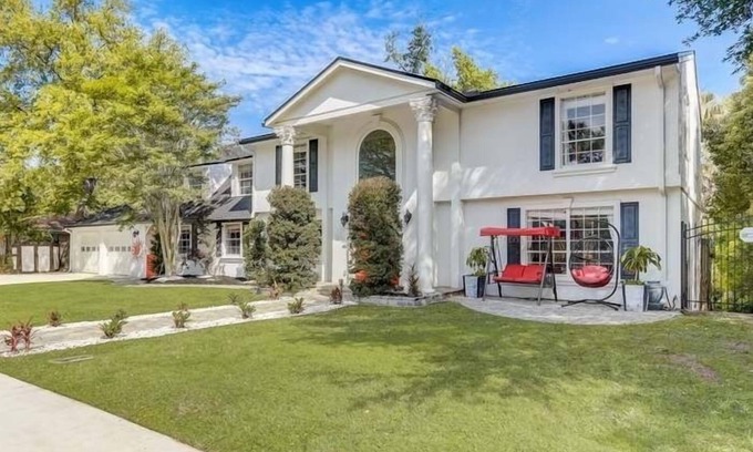 Jacksonville House | Gorgeous Colonial House on the Water w/Pool & Jacuzzin