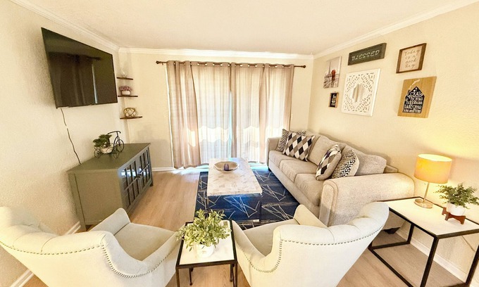St. Nicholas Condo | Gorgeous Condo! Very peaceful and Safe!