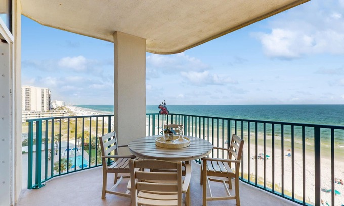 Destin Condo | Gorgeous & cozy beachfront condo with pool & beach access