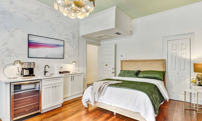 Historic Downtown Savannah Apartment | Gorgeous Designer Apartment, Heated Pool Access