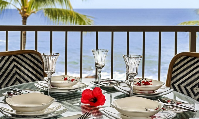 Historic Kailua Village Condo | Gorgeous Direct Oceanfront View! Top Floor! Private! Free WiFi, Free Parking!
